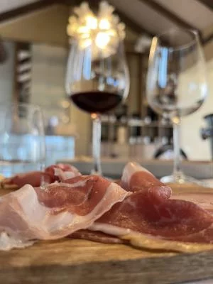 Eccellente cantina con degustazione di alta qualità