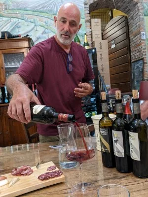 Un vrai vigneron passionné qui raconte l'histoire de ses vins