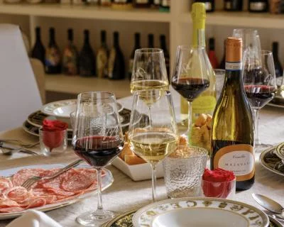 Thumbnail Einführende Weinprobe mit einer Platte mit regionalen Spezialitäten auf der Tenuta Malavasi in Pozzolengo