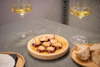 Thumbnail Experiencia de cata de vinos y comida gallega en el casco antiguo de A Coruña