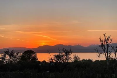 Thumbnail Picknick bei Sonnenuntergang im „Natiia“ mit regionalen Spezialitäten und Wein am Gardasee