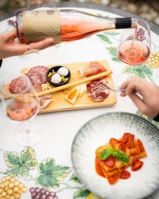 Thumbnail Giornata in piscina, degustazione di vino e pranzo al Bosco de’ Medici a Pompei