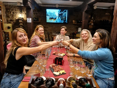 Thumbnail Weinprobe mit Verkostung von 7 bulgarischen Weinen und regionalen Köstlichkeiten im Weinverkostungszentrum in Veliko Tarnovo