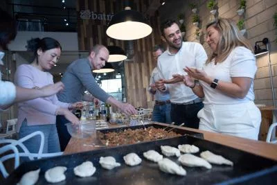 Thumbnail Clase de cocina de empanadas en grupo reducido y cata de vinos Malbec en Buenos Aires