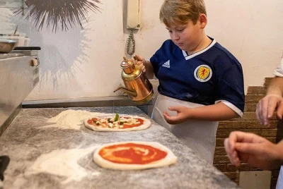 Thumbnail Clase de elaboración de pizza en una pizzería histórica de Nápoles