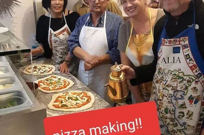 Thumbnail Cours de fabrication de pizzas dans une pizzeria historique de Naples