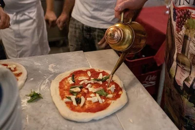 Thumbnail Clase de elaboración de pizza en una pizzería histórica de Nápoles