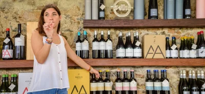 Thumbnail Aventura privada en E-Bike desde la costa de Barcelona hasta los viñedos de Alella con visita a bodega y degustación