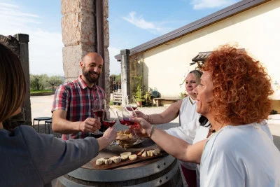 Thumbnail Weinprobe mit einer Platte mit regionalen Spezialitäten in der Cantina Gentili in Caprino Veronese