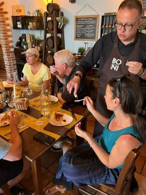 Thumbnail Dégustation de vinaigre balsamique dans une vieille trattoria de Bologne