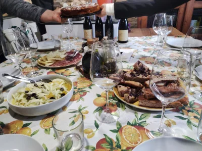 Thumbnail Besichtigung und Verkostung alchemistischer Weine mit einem leichten Mittagessen bei Malerba Vini in der Toskana