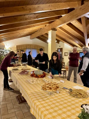 Thumbnail Entdecke die uralte Tradition des traditionellen Balsamico-Essigs aus Modena in der Acetaia Corte Ansaloni