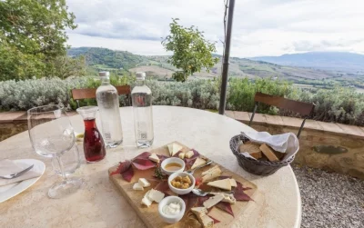 Thumbnail Pienza & Montepulciano: Tour durch die Weingüter und Mittagessen auf einem Bio-Käsebetrieb
