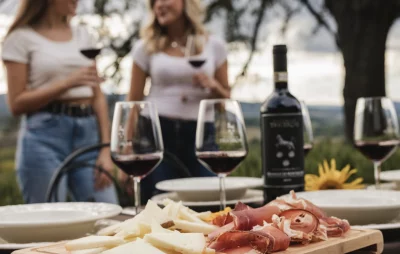 Thumbnail Pienza & Montepulciano: Tour durch die Weingüter und Mittagessen auf einem Bio-Käsebetrieb