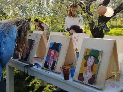 Thumbnail Kunstverkostung in La Vinarte: Fresko-Workshop & Picknick bei Mondschein in den Weinbergen