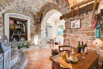 Thumbnail Degustación en Saglietto entre aceite de oliva y vino en una aldea típica de Liguria con vistas al mar