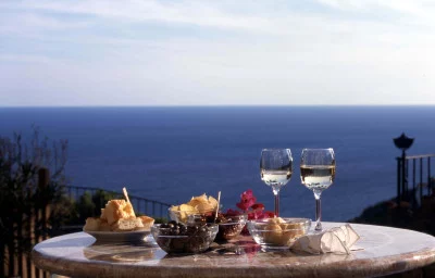Thumbnail Tra olio e vino: Un vigneto sul mare con degustazione alla cantina Saglietto