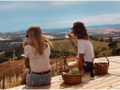 Thumbnail Pique-nique au coucher du soleil sur le Skydeck avec vue à 360° sur les collines toscanes à la Fattoria la Maliosa