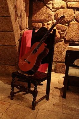Thumbnail Paseo a la Luz de la Luna de Oporto y Cena Tradicional de Fado con Vino y Música en Directo