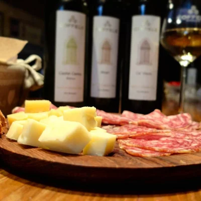 Thumbnail experiencia de cata de vinos "Castel Cerino" en Soave, en la Bodega Coffele