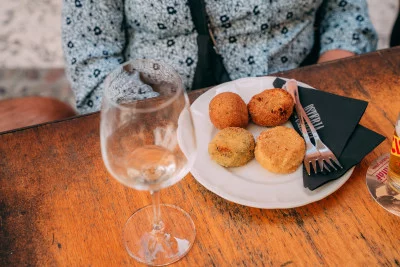 Thumbnail Kleine Gruppe Weinprobe & Food Tour im Stadtzentrum von Verona