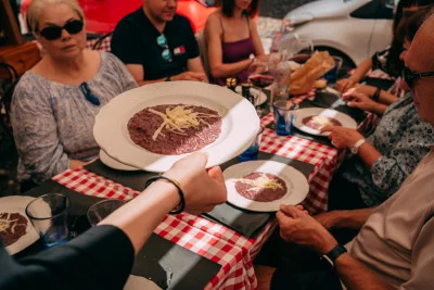 Thumbnail Cata de vinos y visita gastronómica en grupo reducido por el centro de Verona