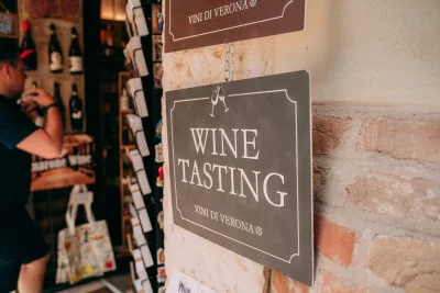 Thumbnail Cata de vinos y visita gastronómica en grupo reducido por el centro de Verona
