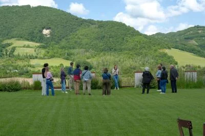 Thumbnail Cata de vinos ecológicos en las colinas cercanas a Bolonia en la Cantina Tomisa