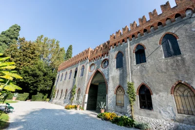Thumbnail Slow Wine Tour in Ape per coppie: Un viaggio attraverso il gusto e il paesaggio