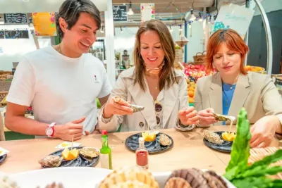 Thumbnail Paseo gastronómico en grupo reducido por París: Champán, Ostras y Delicias Francesas