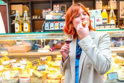 Thumbnail Passeggiata gastronomica per piccoli gruppi a Parigi: Champagne, ostriche e delizie francesi
