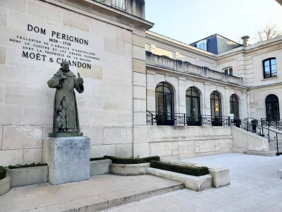 Thumbnail Visite privée en Champagne au départ de Reims avec Moët & Chandon et un vigneron indépendant
