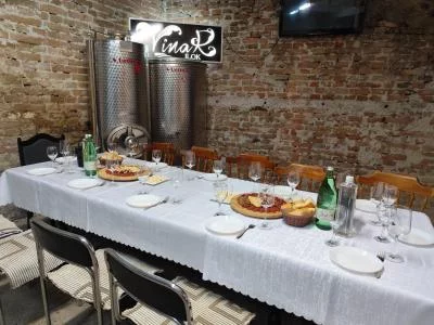 Thumbnail Cata de vinos en Ilok en la Bodega Vinar con comida