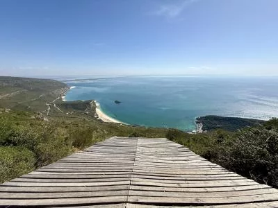 Thumbnail Degustazione di vino e tour turistico di un'intera giornata da Lisbona: Sesimbra e il Parco Nazionale di Arrábida