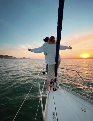 Thumbnail tour privato di 2 ore in barca a vela con tramonto e vino a Lisbona