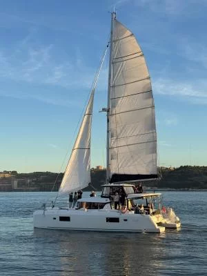 Thumbnail Catamarano VIP e vino portoghese - Tour privato a Lisbona