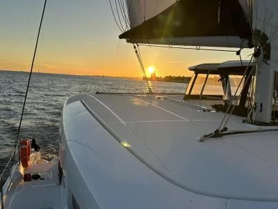 Thumbnail Catamaran VIP - Excursion au coucher du soleil pour naviguer et dîner à Lisbonne