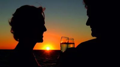 Thumbnail Vela e cena al tramonto a Lisbona: Tour in barca a vela e degustazione di vini