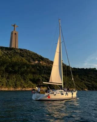 Thumbnail Vela e cena al tramonto a Lisbona: Tour in barca a vela e degustazione di vini