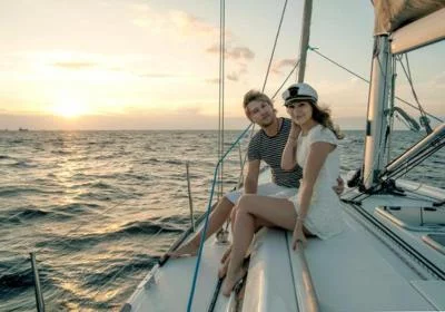 Thumbnail Excursión romántica privada en velero y cata de vinos en Lisboa