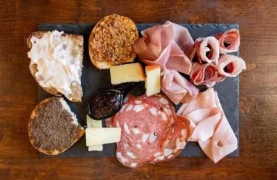 Thumbnail Dégustation de vin guidée avec accords alimentaires locaux à Livourne