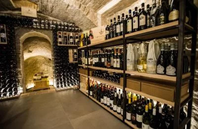 Thumbnail Cata de vinos con comida en una bodega de piedra en Montepulciano