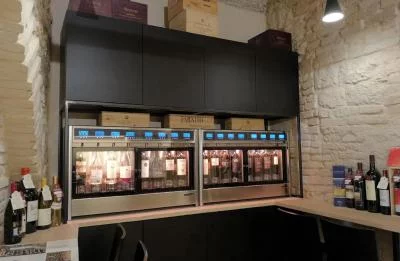 Thumbnail Cata de vinos con comida en una bodega de piedra en Montepulciano