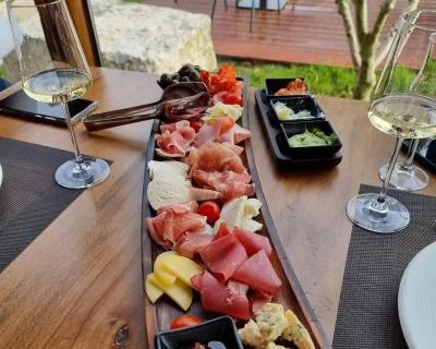 Thumbnail Von Durrës aus: Weinprobe, Raki und traditionelles albanisches Mittagessen im Weingut Abaia