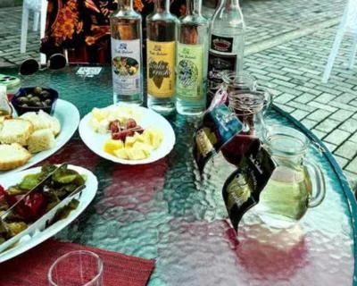 Thumbnail Von Saranda aus: Blue Eye &amp; Weinprobe Tour mit traditionellem albanischem Essen