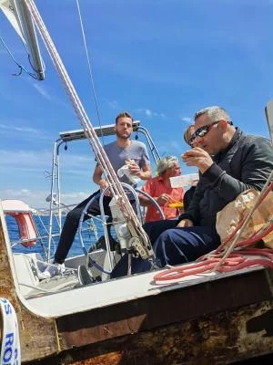 Thumbnail La bellezza del mare in balia del vento: esperienza di navigazione e aperitivo a Marsiglia