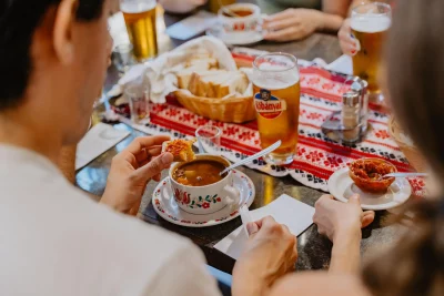 Thumbnail Visite guidée de Budapest : Du marché à la taverne avec plus de 14 dégustateurs et vins
