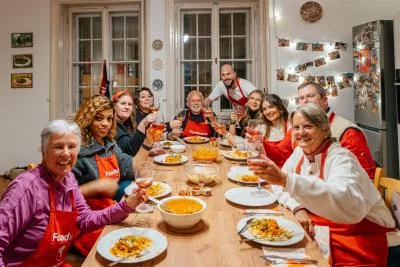 Thumbnail Tour del mercato di Budapest e lezione di cucina con guida locale e degustazioni