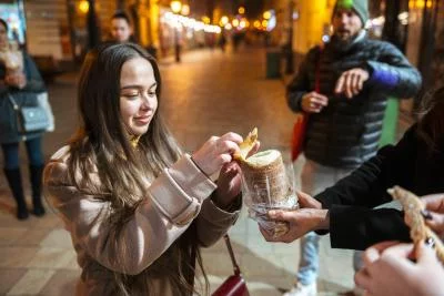 Thumbnail Nacht Budapest Tipsy Food Tour mit Weinen mit einem lokalen Guide