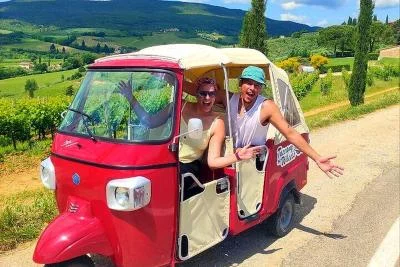 Thumbnail Visite privée de la Toscane en Tuk Tuk avec déjeuner à partir de San Gimignano